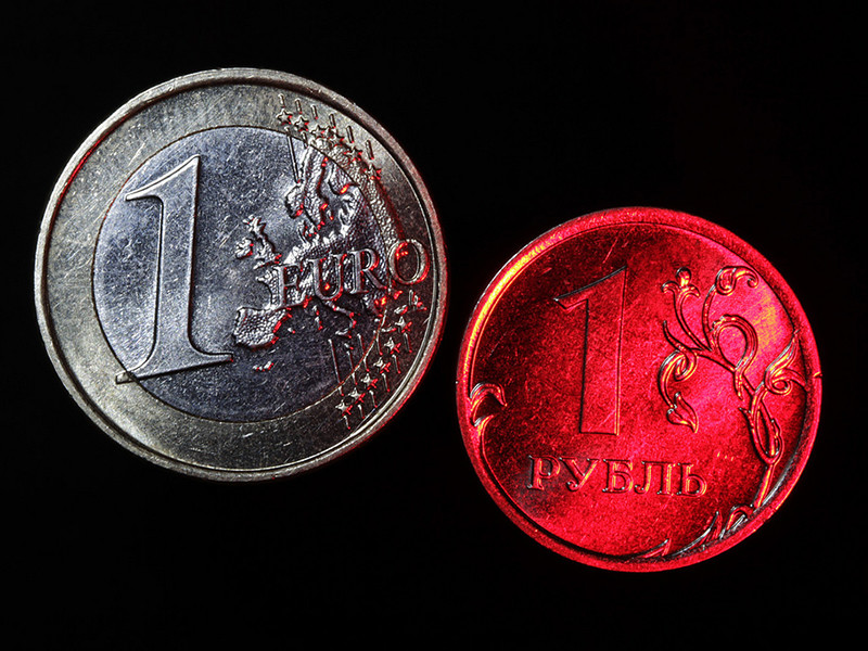 Курс рубля к доллару и евро в среду продолжает умеренное снижение на фоне слабой динамики рынка нефти, торгующейся около отметки 44 доллара за баррель сорта Brent