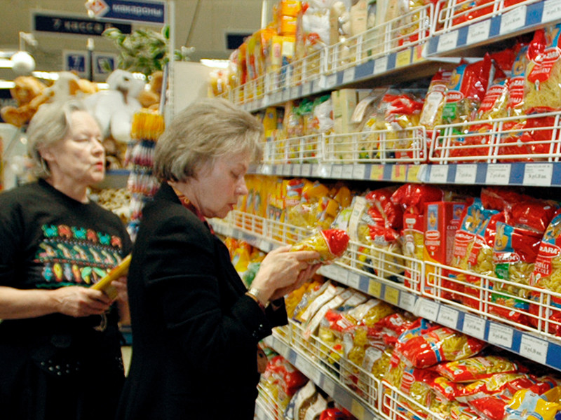 Минэкономразвития: россияне продолжают экономить на еде, но проявляют интерес к дорогим покупкам