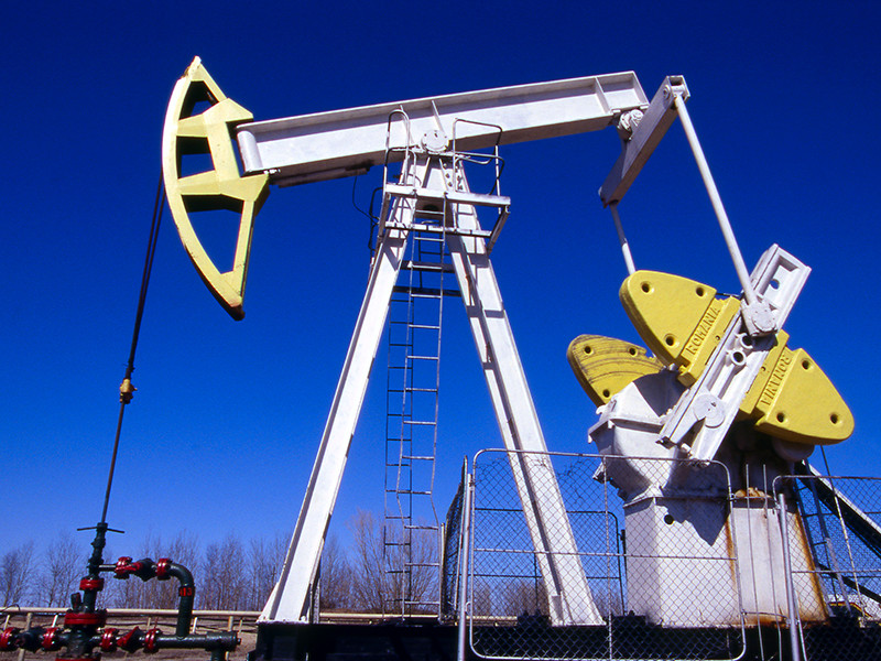Цены на нефть в понедельник пошли в рост на сообщениях о том, что ряд членов ОПЕК снова пытается согласовать заморозку добычи. Это происходит несмотря на то, что в США второй месяц подряд зафиксирован рост числа буровых установок