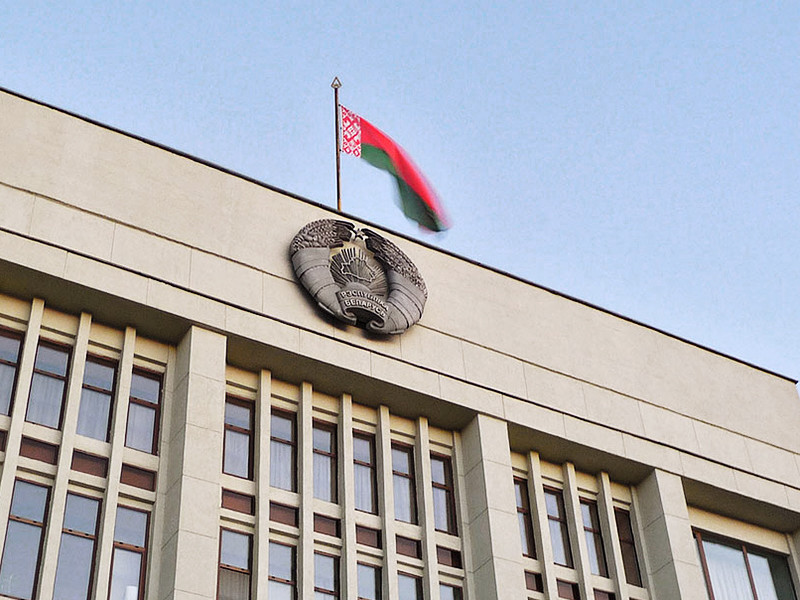 Правительство Белоруссии закладывает в бюджетные проектировки на следующий год падение цен на нефть, российского рубля и российской экономики, передает ТАСС со ссылкой на пресс-службу белорусского кабмина