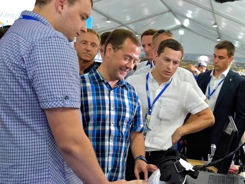 Медведев: правительство принимает такие решения, чтобы не допустить сваливания экономики в штопор