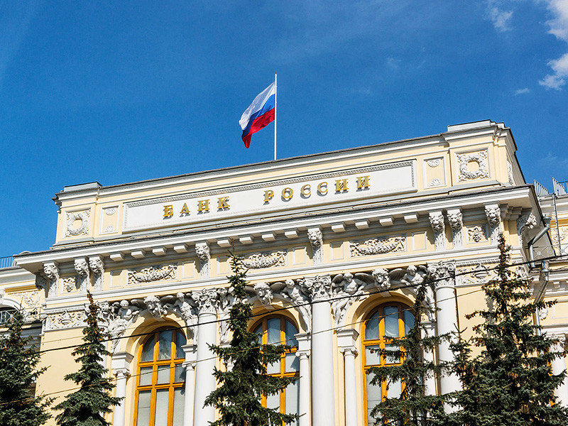 Банк России в ходе продолжающейся проверки выявил в балансе "Финпромбанка", входящего в первую сотню российских кредитных организаций, "дыру" (превышение обязательств над активами) размером в 27 миллиардов рублей