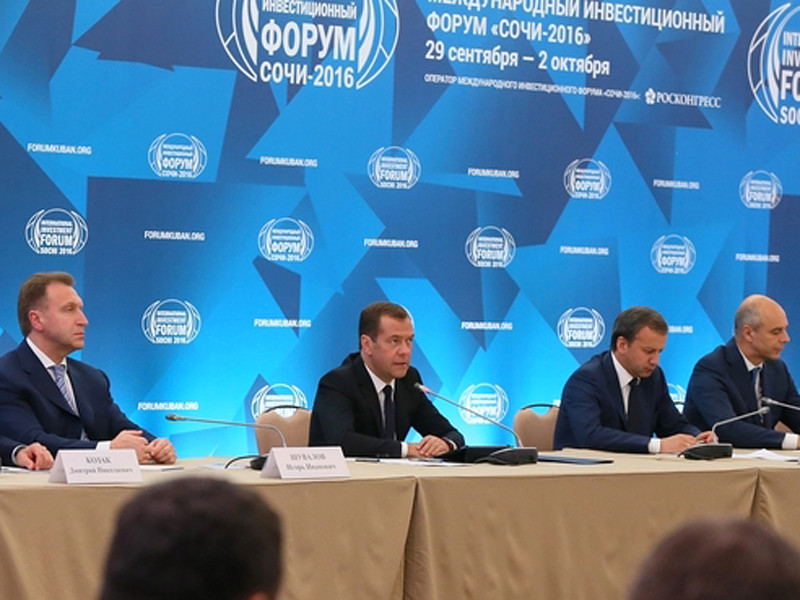 Премьер-министр РФ Дмитрий Медведев подтвердил планы правительства приватизировать госпакеты акций "Башнефти" и "Роснефти" в 2016 году