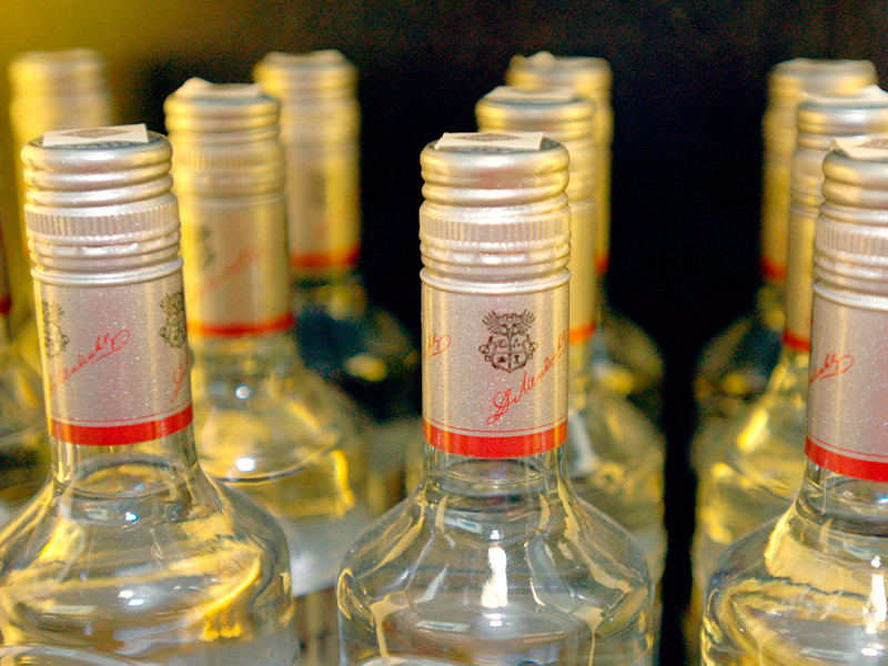 В России предложили установить минимальную стоимость бутылки водки в 136 рублей