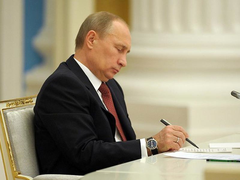 Президент России Владимир Путин поручил правительству до 1 марта 2017 внести в российское законодательство изменения, предусматривающие введение курортного сбора