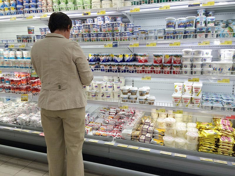 Рост цен на молоко и молочную продукцию в ближайшие месяцы продолжится, пишет "Российская газета" со ссылкой на прогнозы экспертов рынка