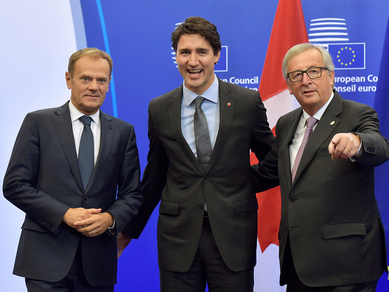 В воскресенье на саммите ЕС-Канада свои подписи под документом поставили председатель Европейского совета Дональд Туск, глава Еврокомиссии Жан-Клод Юнкер и премьер Канады Джастин Трюдо