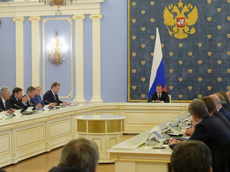 Медведев: исполнение социальных обязательств в "непростом" и местами "жестком" трехлетнем бюджете гарантировано