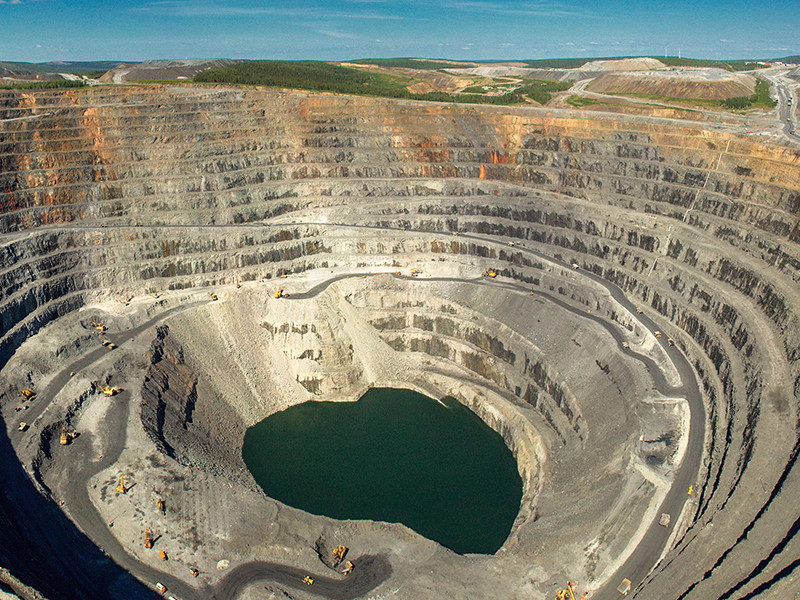 Сделка потребует одобрения правительства, поскольку "Полюс" разрабатывает месторождения с запасами более 50 тонн золота, а кроме того - может получить гигантские залежи "Сухого лога" (крупнейшего в РФ месторождения)