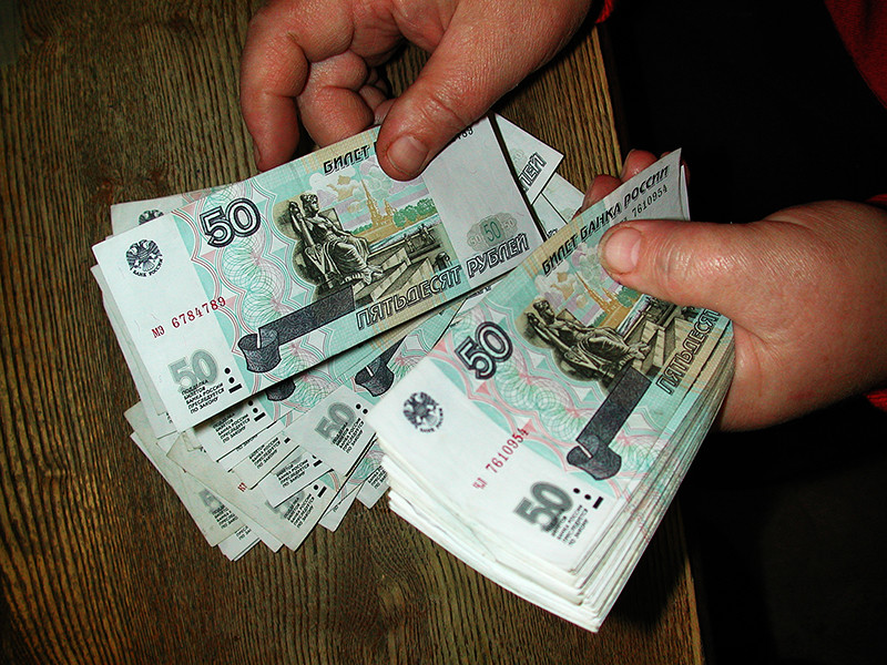 В российских банках начали применять упрощенный порядок взыскания долгов с физических лиц. Для получения такой возможности в кредитные договоры теперь вносится пункт о том, что задолженность может быть взыскана по исполнительной надписи нотариуса во внесудебном порядке
