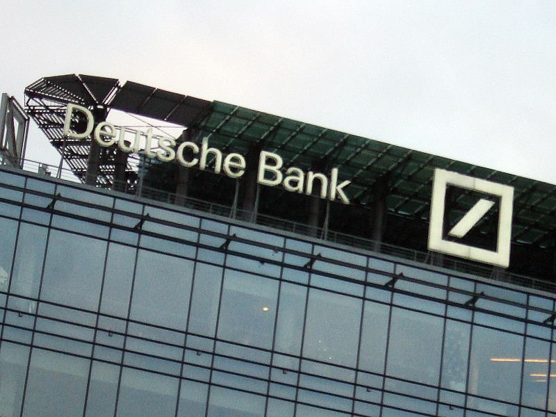 речь идет о начальнике отдела торговли акциями Deutsche Bank Юрий Хилов и его родственниках, которые в 2013-2015 годах заработали на манипулировании акциями 255 млн рублей