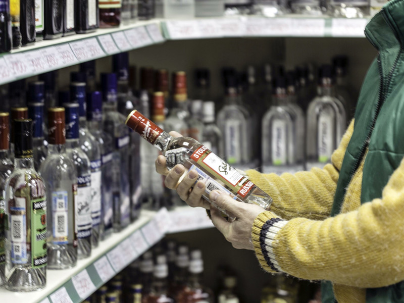 "Коммерсант": ритейлеры предложили чиновникам схему продажи спиртного через интернет-магазины