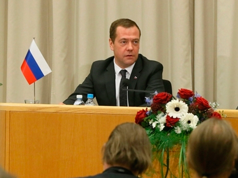 Медведев назвал успешной работу Сечина по приватизации "Роснефти"