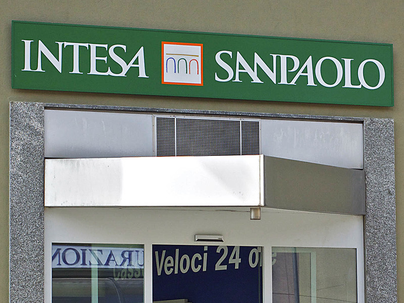 Intesa sanpaolo. Банк Интеза офис в Италии. Интеза банк Нью-Йорк. Intesa банк бывший. Здание банка Интеза в Италии.