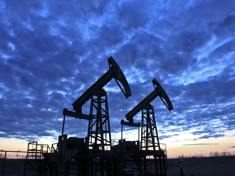 Нефтяные котировки пошли вниз на новостях о запасах в США и о добыче в Ливии