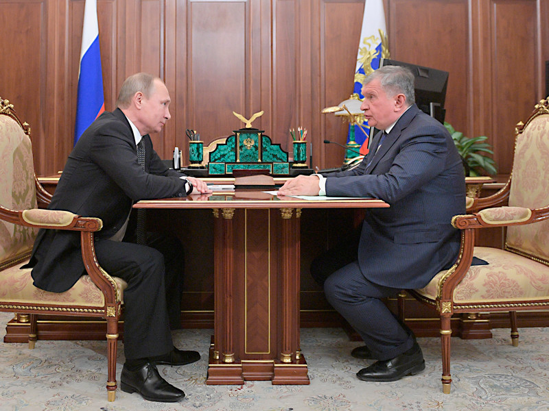 Сечин доложил Путину о завершении сделки по приватизации акций "Роснефти"
