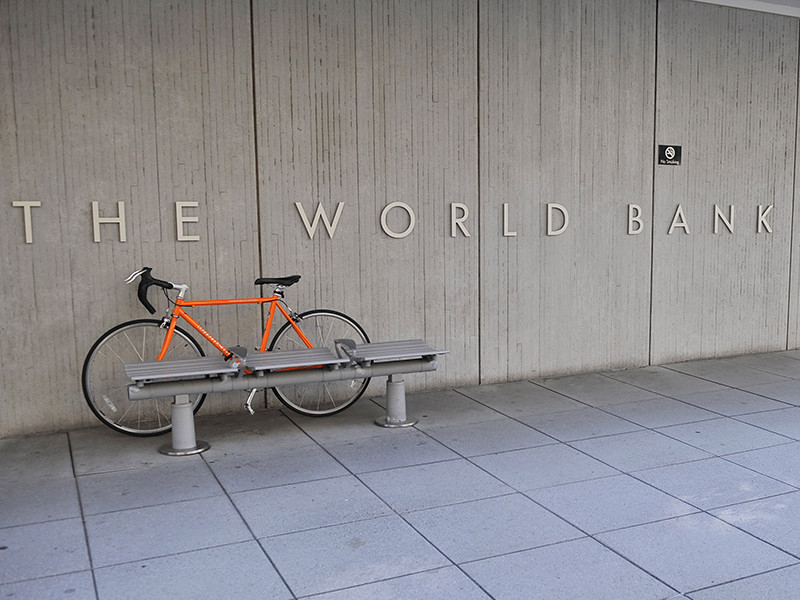 Всемирный банк ухудшил прогноз роста мировой экономики на этот год, но все равно ждет ускорения подъема
