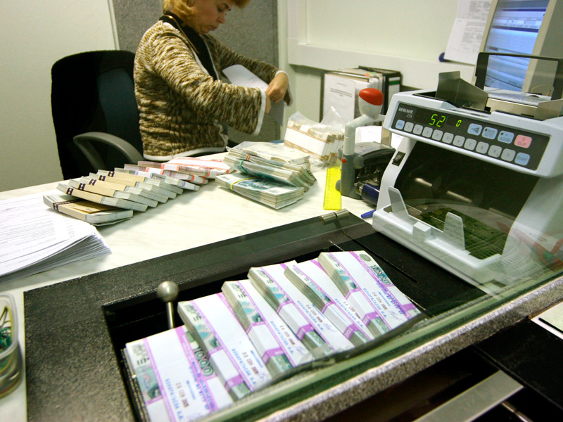 РБК: состоятельные вкладчики не спешат отказываться от вкладов в валюте в пользу рубля
