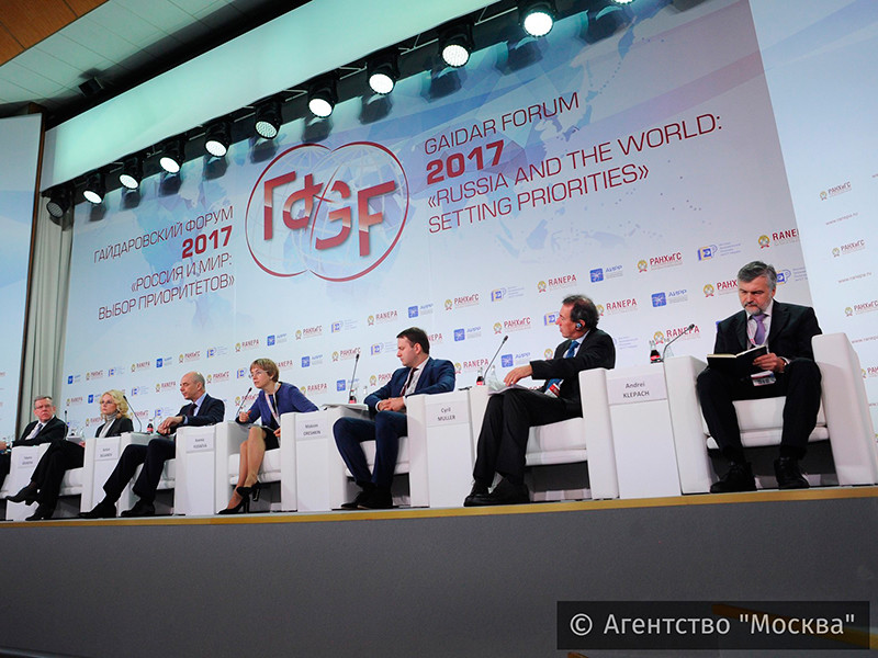 На VIII Гайдаровском форуме обсуждают явные угрозы и тайные надежды, низкие зарплаты и мигрантов, цены на нефть и на водку