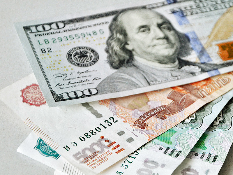 Курс рубля, который в последние дни умеренно повышался к доллару и к евро, отыгрывая дорожающую нефть, в четверг днем впервые с 19 января поднялся на Московской бирже выше 60 рублей