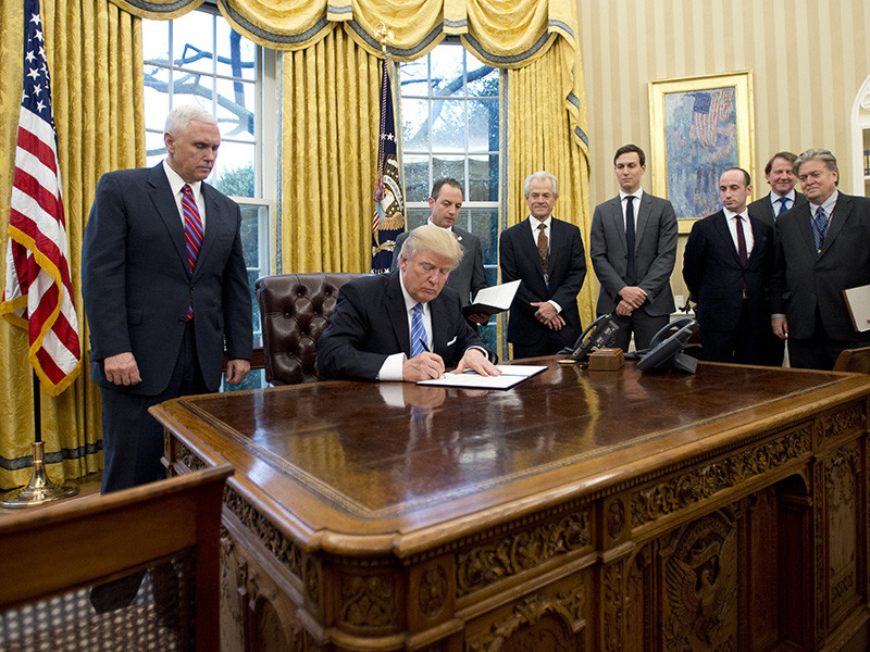 Президент США Дональд Трамп выполнил одно из своих предвыборных обещаний, подписав указ о формальном выходе США из Транстихоокеанского партнерства (TPP)
