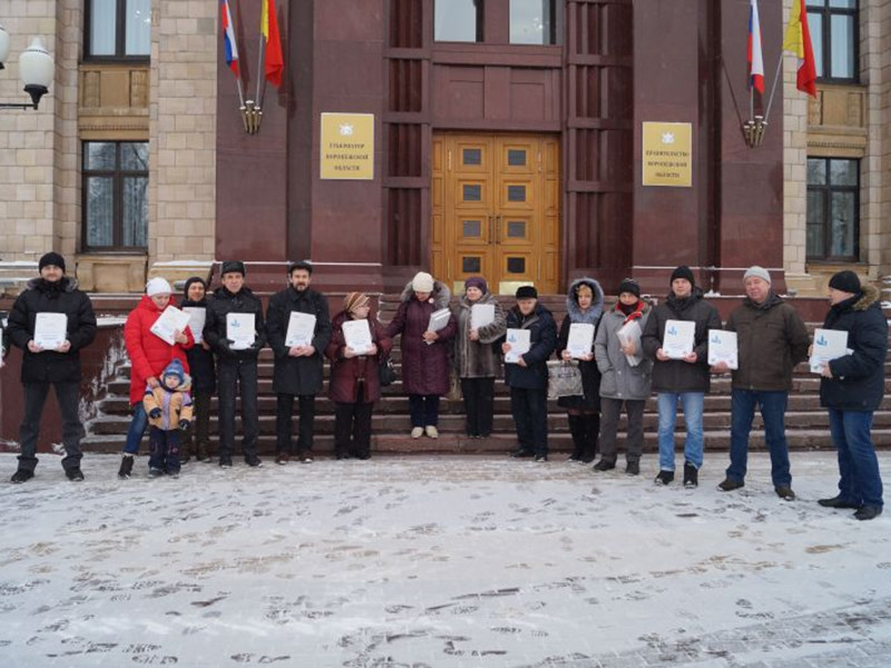 Активисты экологического движения "Стоп никель!" передали губернатору Воронежской области Алексею Гордееву 107 тысяч подписей, собранных против добычи полезных ископаемых, в частности никеля, в Новохоперском районе