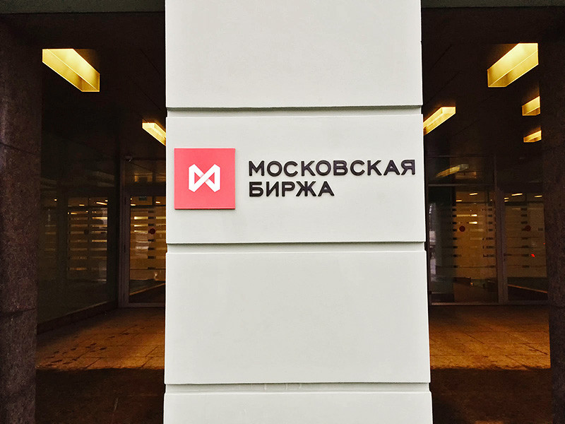 Индекс Московской межбанковской валютной биржи открыл 2017 года с исторического рекорда - впервые индекс ММВБ превысил 2260 пунктов