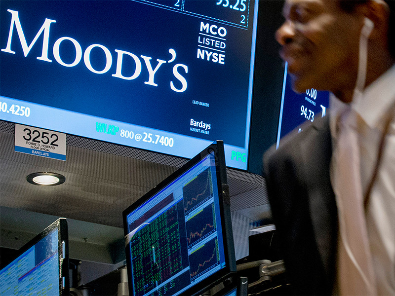 Moody's повысило прогноз по кредитному рейтингу России до "стабильного"