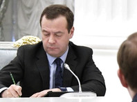 Подписанное в понедельник Дмитрием Медведевым постановление правительства смягчило правила их казначейского контроля, лишив Федеральное казначейство права блокировать размещение данных о закупках до окончания проверки документации