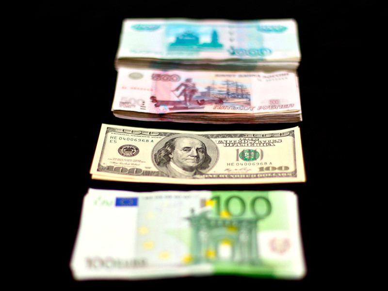 Рубль укрепляется, евро опускался ниже 60 рублей

