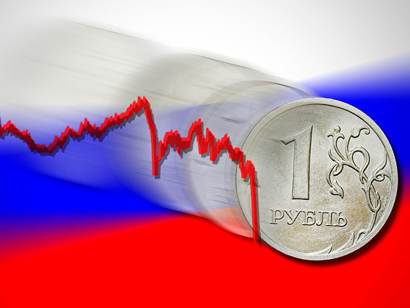 Курс рубля в четверг снижается, отыгрывая продолжающееся падение цен на нефть на мировых биржах