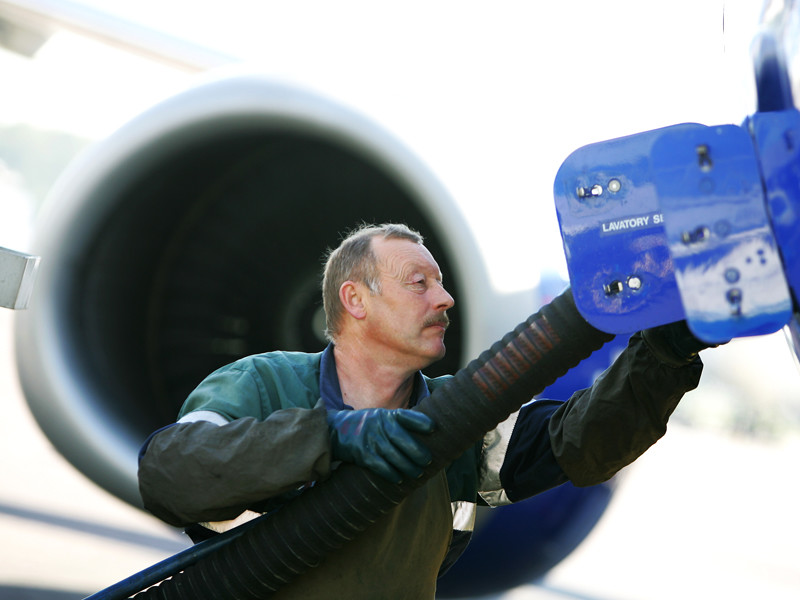 Авиаперевозчики говорят об угрозе безопасности полетов из-за порядка контроля за топливом