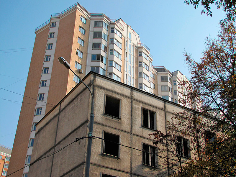 Для подготовки реализации новой программы реновации устаревшего жилого фонда в текущем году расходы бюджета Москвы будут увеличены на 96,5 млрд рублей, на эту же сумму возрастет дефицит городской казны