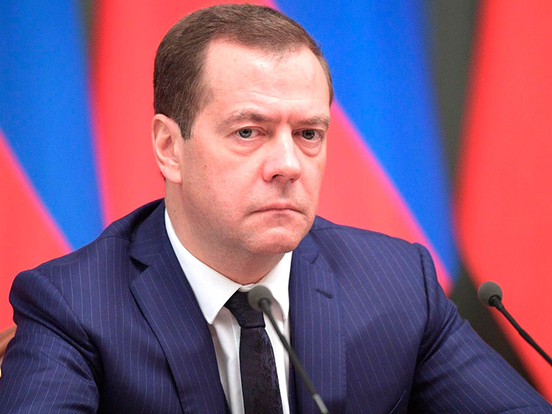 Медведев поручил профильным министерствам повысить МРОТ до прожиточного минимума