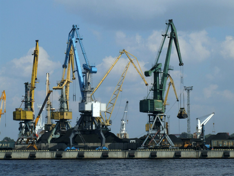 Директор отдела маркетинга Рижского свободного порта Эдгарс Суна подтвердил, что поток грузов из России с середины апреля снизился примерно в два раза