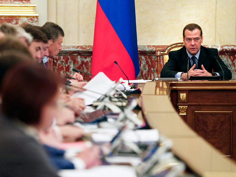 Премьер-министр Дмитрий Медведев на заседании правительства заявил, что пенсии для работающих пенсионеров не будут проиндексированы в 2018-2020 годах