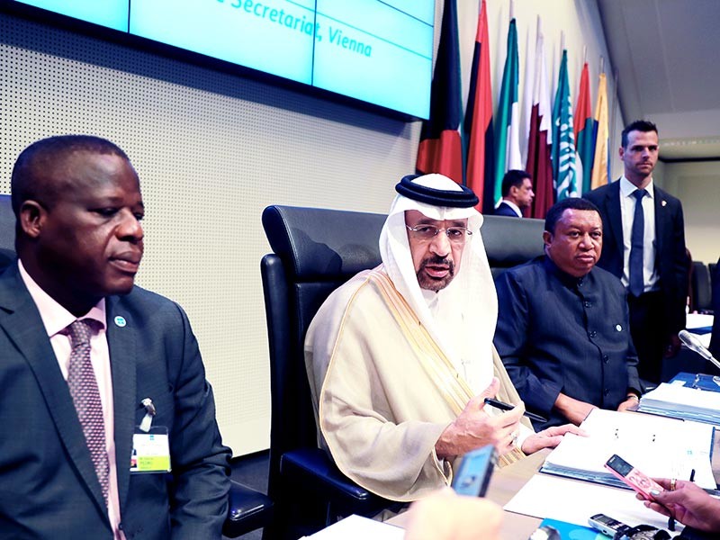 Саудовская Аравия, крупнейший производитель нефти в ОПЕК, намерена усилить давление на страны, не выполняющие обязательства по сокращению добычи, в том числе за счет предложения отслеживать объемы экспорта

