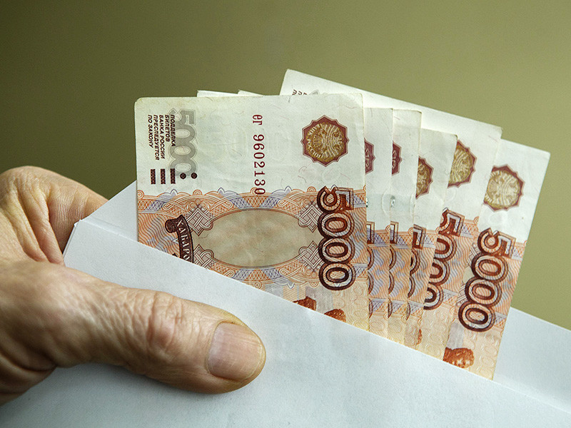 В России выросло число работников, получающих зарплату "в конверте"