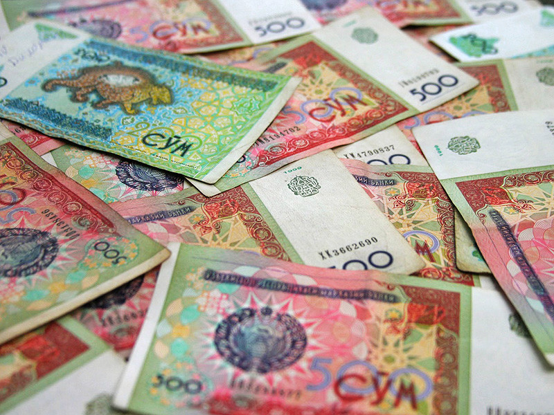 В Узбекистане началась либерализация валютной политики, официальный курс сума рухнул на 48%