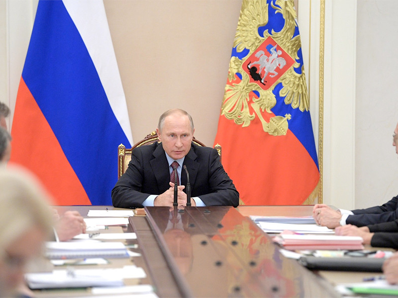 Президент России Владимир Путин заявил, что примерно 60 тысяч россиян вовремя не получают зарплату, общая задолженности перед ними составляет 3,5 миллиарда рублей