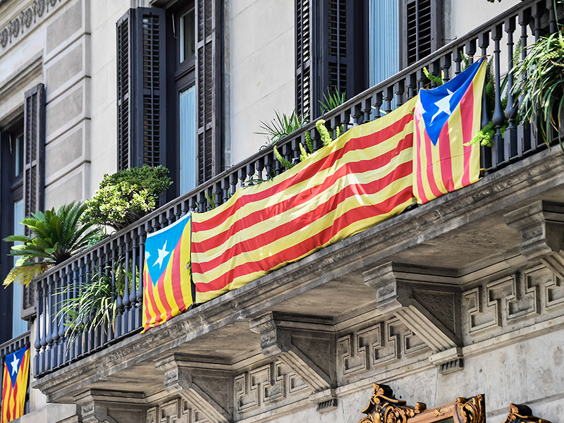 Банки и фирмы бегут из Каталонии, опасаясь независимости и нестабильности