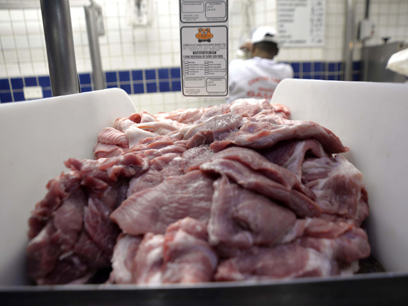 Россия запретила поставки свинины и говядины из Бразилии