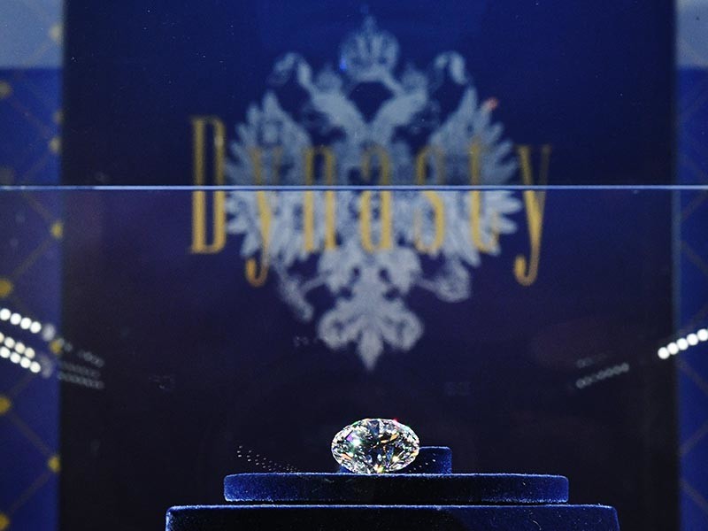 Алмазодобывающая компания "Алроса" провела первый аукцион по продаже бриллиантов из коллекции "Династия", на котором сумела продать проданы четыре штуки. Однако покупателя на самый крупный (51,38 карата) камень из пяти, входящих в коллекцию, не нашлось


