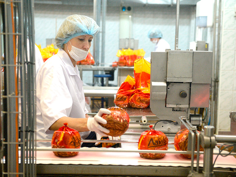 Сотрудники на участке упаковки сыра "Ламбер" на Рубцовском молочном заводе" компании PepsiCo в Алтайском крае. Завод был модернизирован, его мощность увеличилась до 70 тонн сыра в сутки, что делает его одним из крупнейших заводов в России, 20 апреля 2015 года

