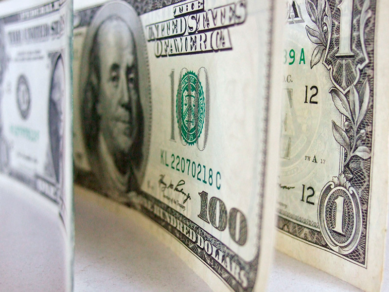 Доллар впервые за девять месяцев опустился ниже 56 рублей