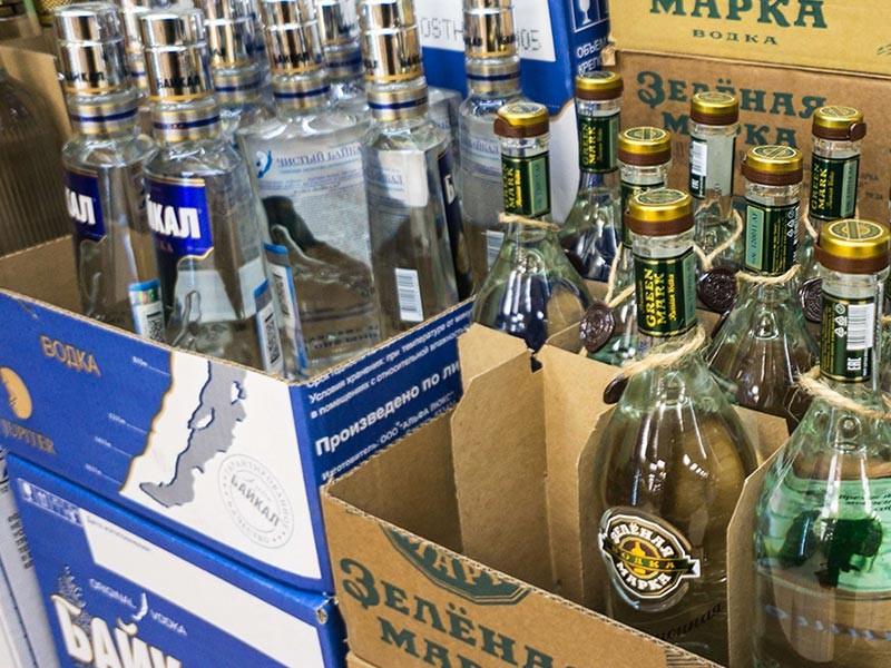 В 2017 году в России снизились объемы розничной продажи практически всей алкогольной продукции, кроме фруктовых вин, которые, наоборот, выросли, сообщает "Интерфакс" со ссылкой на данные Национального союза защиты прав потребителей


