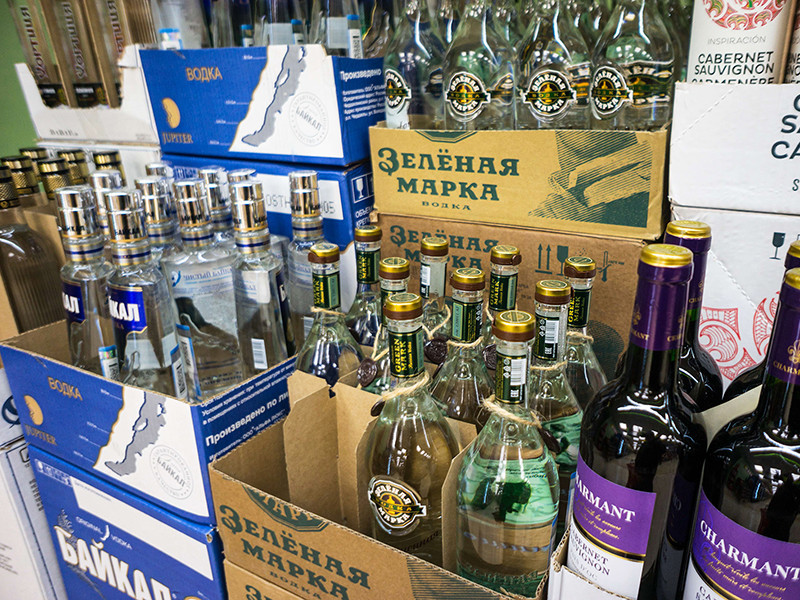 В российском Минфине пообещали не повышать минимальных розничных цен (МРЦ) на крепкий алкоголь (водку и коньяк) в 2018 году