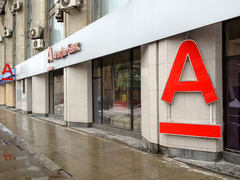 "Альфа-банк" прекратит работу с клиентами, попавшими под санкции, предупредил его совладелец
