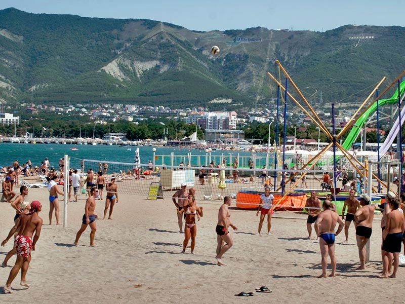 Владельцы отелей на курортах Краснодарского края и в Крыму задумались о снижении цен. По оценкам туроператоров, скидка на отдых этим летом может составить 7-10% по сравнению с прошлым годом

