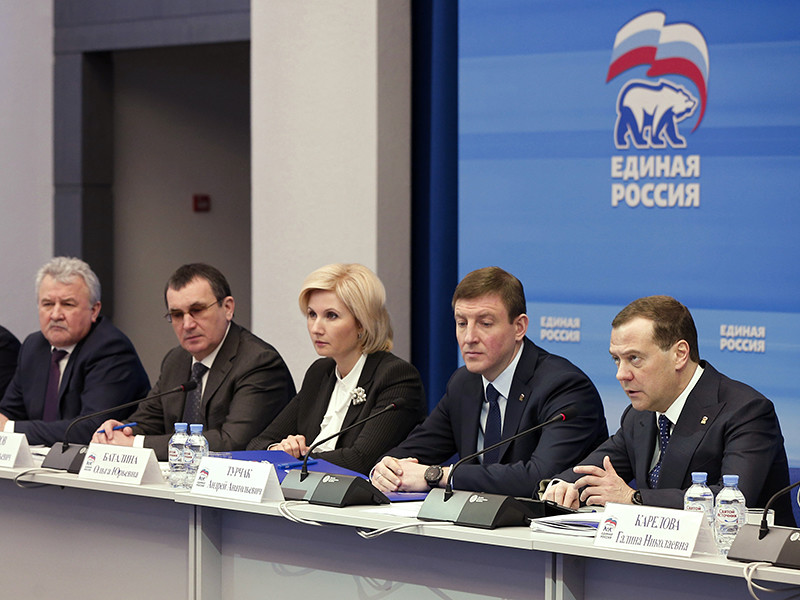 "Бюджет стараемся делать сбалансированным, инфляция остается низкой, рубль устойчивым, банки являются надежными. Ну и сегодня можно констатировать, что в значительной мере наша экономика преодолела последствия кризиса 2014-2015 годов", - сказал Медведев